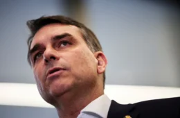Flávio Bolsonaro tenta aproximação com imprensa após anos de ataques a jornalistas