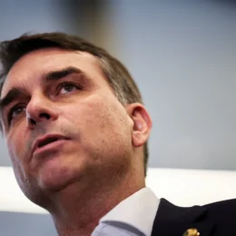 Flávio Bolsonaro tenta aproximação com imprensa após anos de ataques a jornalistas