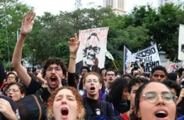 Passeata das universidades estaduais mira Tarcísio e protesta contra violência policial na USP