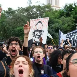 Passeata das universidades estaduais mira Tarcísio e protesta contra violência policial na USP