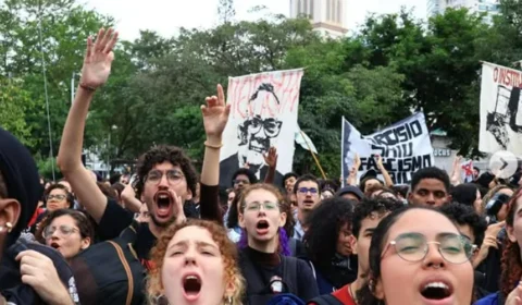 Passeata das universidades estaduais mira Tarcísio e protesta contra violência policial na USP