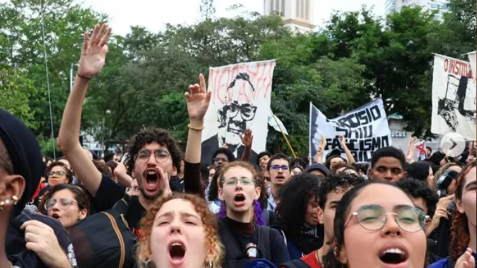Passeata das universidades estaduais mira Tarcísio e protesta contra violência policial na USP