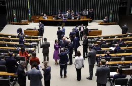 Centrão recua e pede retirada da emenda das 52 horas após repercussão negativa