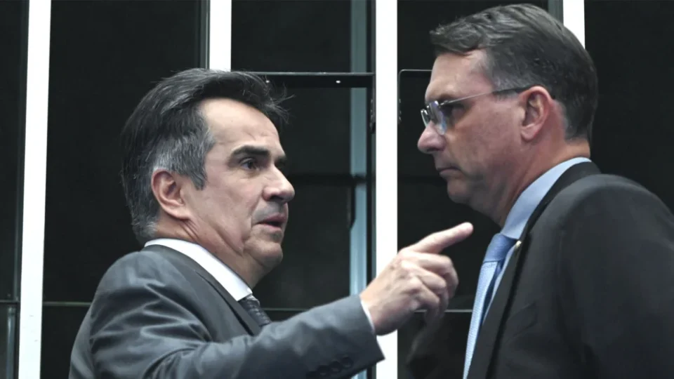 Ciro Nogueira e Flávio Bolsonaro em evento político