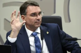 Flávio pede que Moraes não julgue caso sobre repasse de Vorcaro a Dark Horse