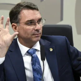 Flávio pede que Moraes não julgue caso sobre repasse de Vorcaro a Dark Horse