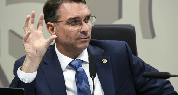 PF é acionada após reportagens do ICL sobre mansão ligada a Flávio Bolsonaro