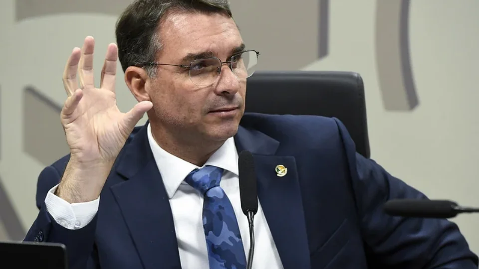 Flávio pede que Moraes não julgue caso sobre repasse de Vorcaro a Dark Horse
