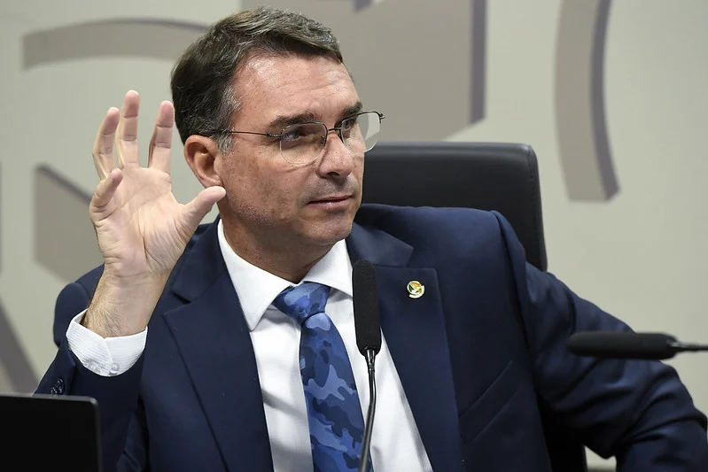 Classificação de PCC e CV como terroristas foi rejeitada no Senado sem resistência de Flávio Bolsonaro