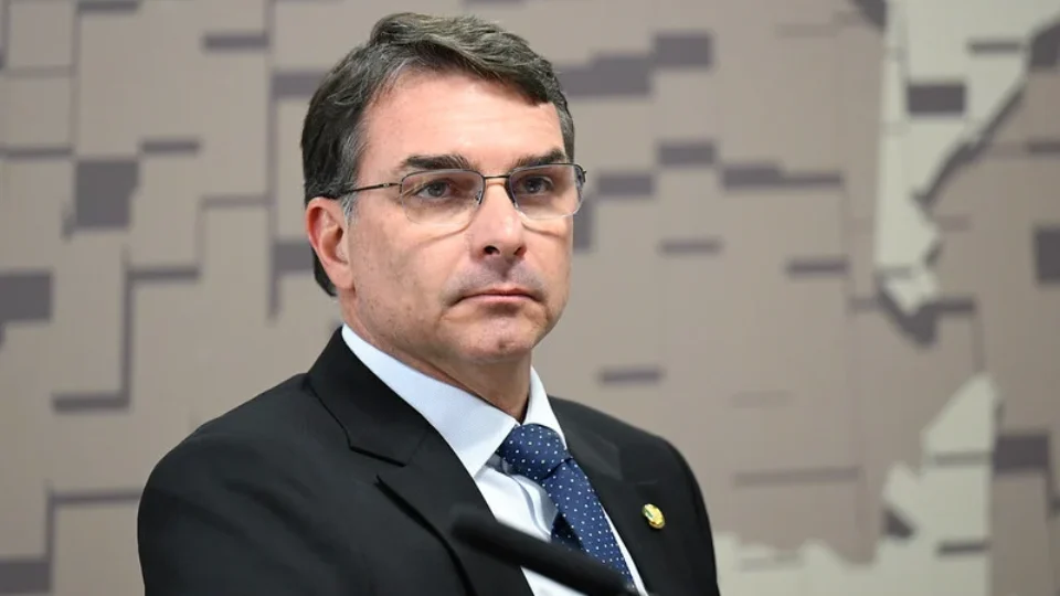 Flávio Bolsonaro advogou para dono de instituto de pesquisa que aponta vitória de aliados