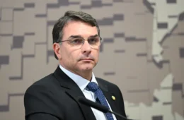 Após reportagem do ICL, Lindbergh pede que PGR investigue relação de Flávio Bolsonaro com Careca do INSS