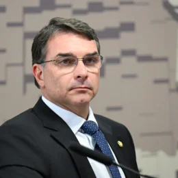 Após reportagem do ICL, Lindbergh pede que PGR investigue relação de Flávio Bolsonaro com Careca do INSS
