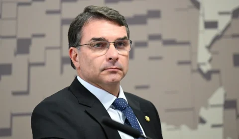 PF conclui que Flávio Bolsonaro cometeu calúnia contra Lula nas redes