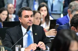 Flávio Bolsonaro alega ‘sigilo contratual’ para esconder contato com Vorcaro
