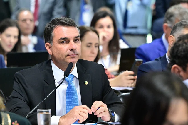 Flávio Bolsonaro enfrenta 11 ações após áudio com Daniel Vorcaro