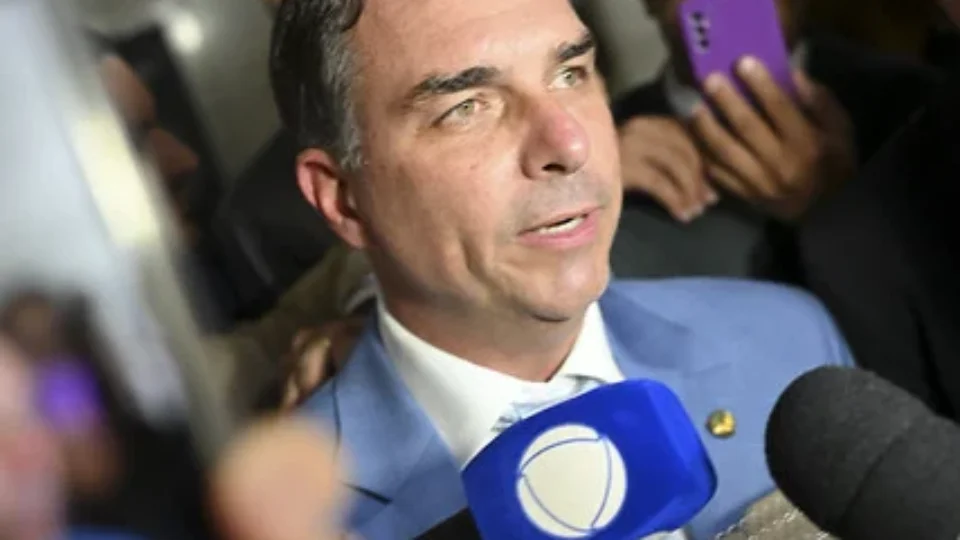 Flávio Bolsonaro faltou 43% das votações nominais do Senado este ano