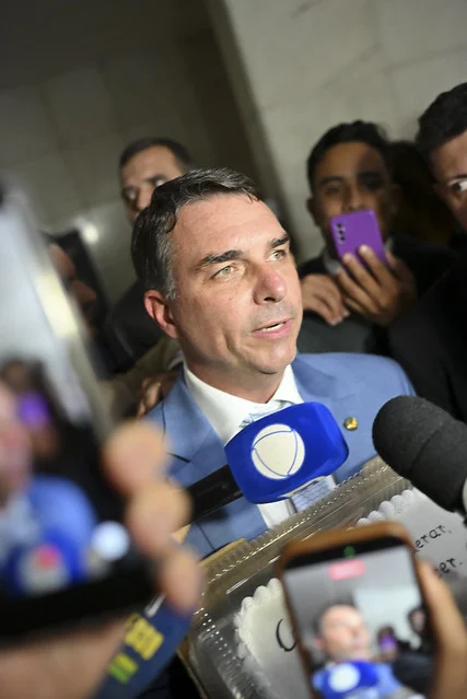 Flávio Bolsonaro perderia para Haddad e Alckmin no segundo turno, aponta Atlas