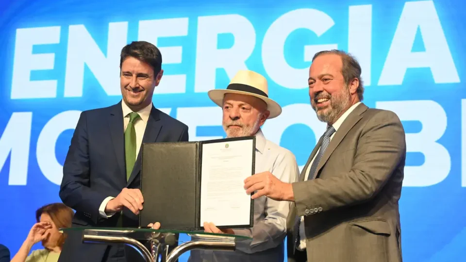 Governo renova concessões de energia em 13 estados por R$ 130 bi; Enel fica de fora