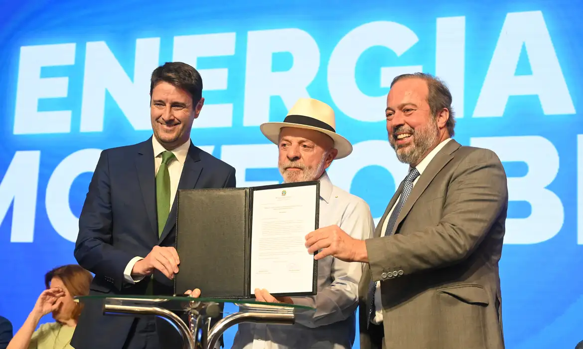 Governo renova concessões de energia em 13 estados por R$ 130 bi; Enel fica de fora