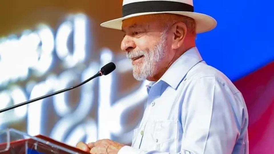 Bancada do Novo quer derrubar decretos de Lula sobre redes sociais