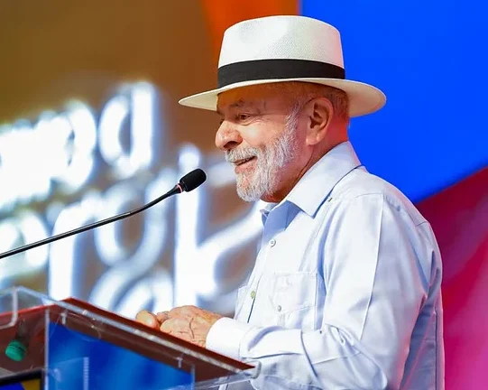 Bancada do Novo quer derrubar decretos de Lula sobre redes sociais