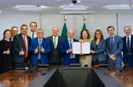 Lula assina MP e zera ‘taxa das blusinhas’; representantes da indústria criticam medida