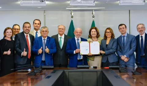 Lula assina MP e zera ‘taxa das blusinhas’; representantes da indústria criticam medida