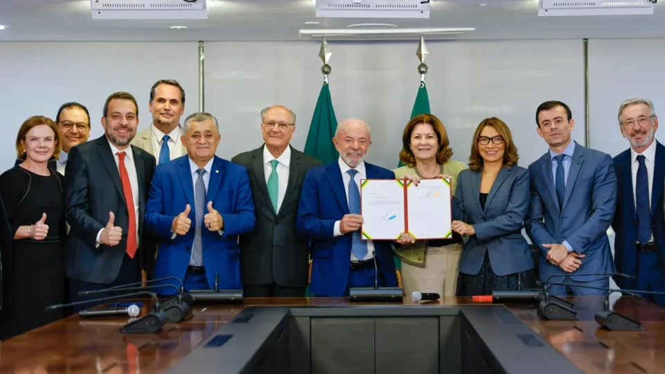 Lula assina MP e zera ‘taxa das blusinhas’; representantes da indústria criticam medida