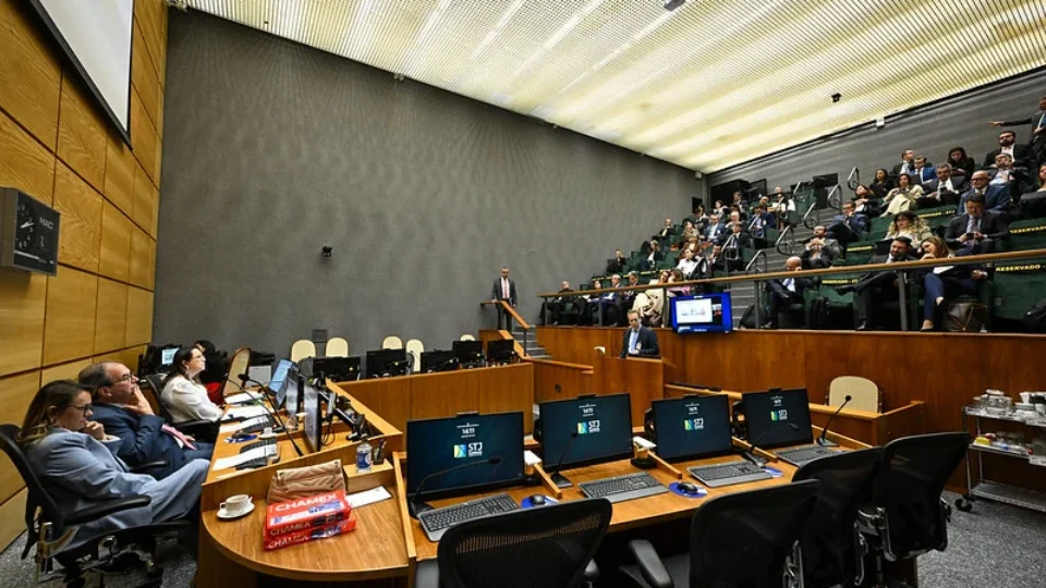 Servidores cobram reestruturação das carreiras após novo penduricalho no STJ