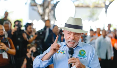 Em discurso, Lula diz que clã Bolsonaro ‘não tem vergonha de trair a própria pátria’