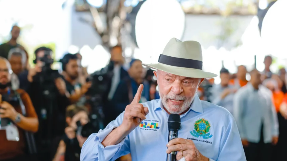 Em discurso, Lula diz que clã Bolsonaro ‘não tem vergonha de trair a própria pátria’