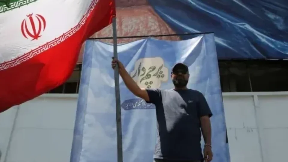 EUA voltam a atacar Irã, que retalia contra base militar no Kuwait