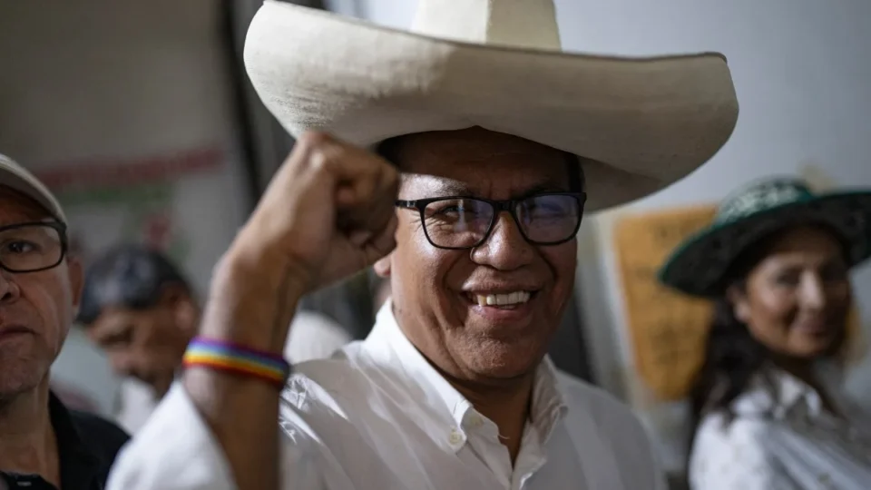 Promotor no Peru pede prisão de candidato da esquerda após provável ida ao 2º turno presidencial