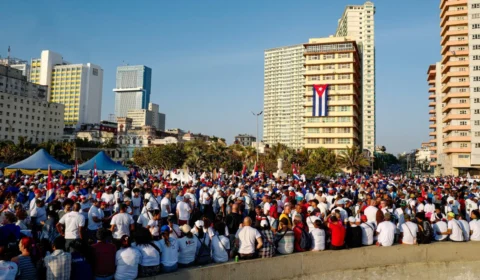 Cuba debate reformas econômica e social em meio ao bloqueio dos Estados Unidos