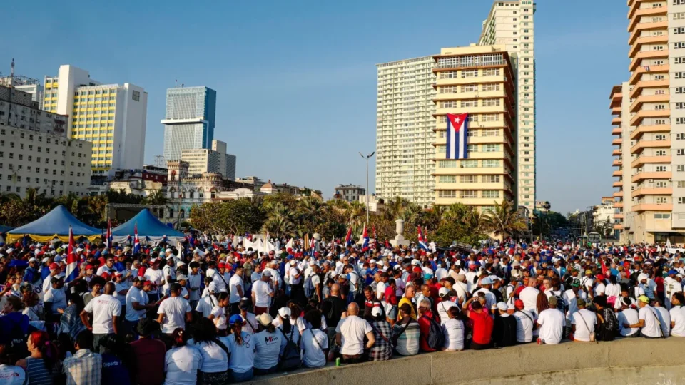 Cuba debate reformas econômica e social em meio ao bloqueio dos Estados Unidos