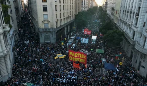 Multidão vai às ruas na Argentina contra cortes de Milei nas universidades públicas