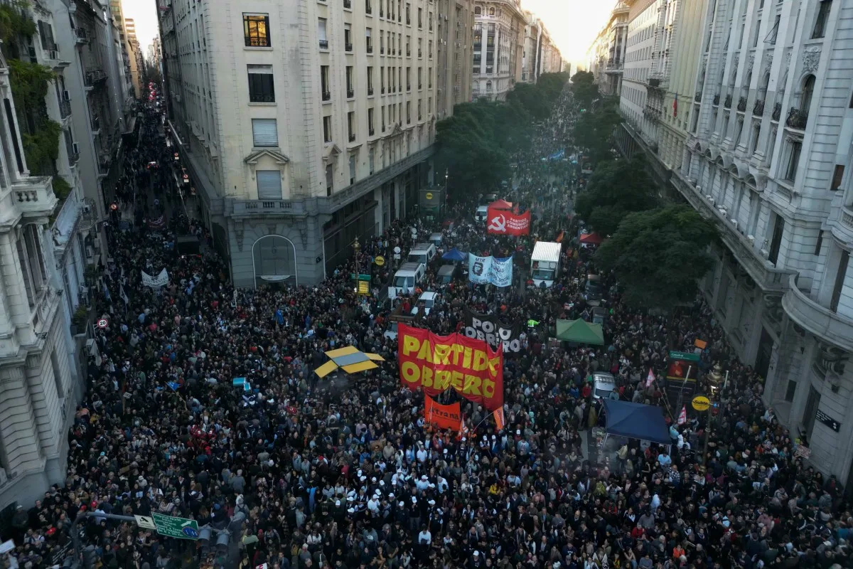 Multidão vai às ruas na Argentina contra cortes de Milei nas universidades públicas