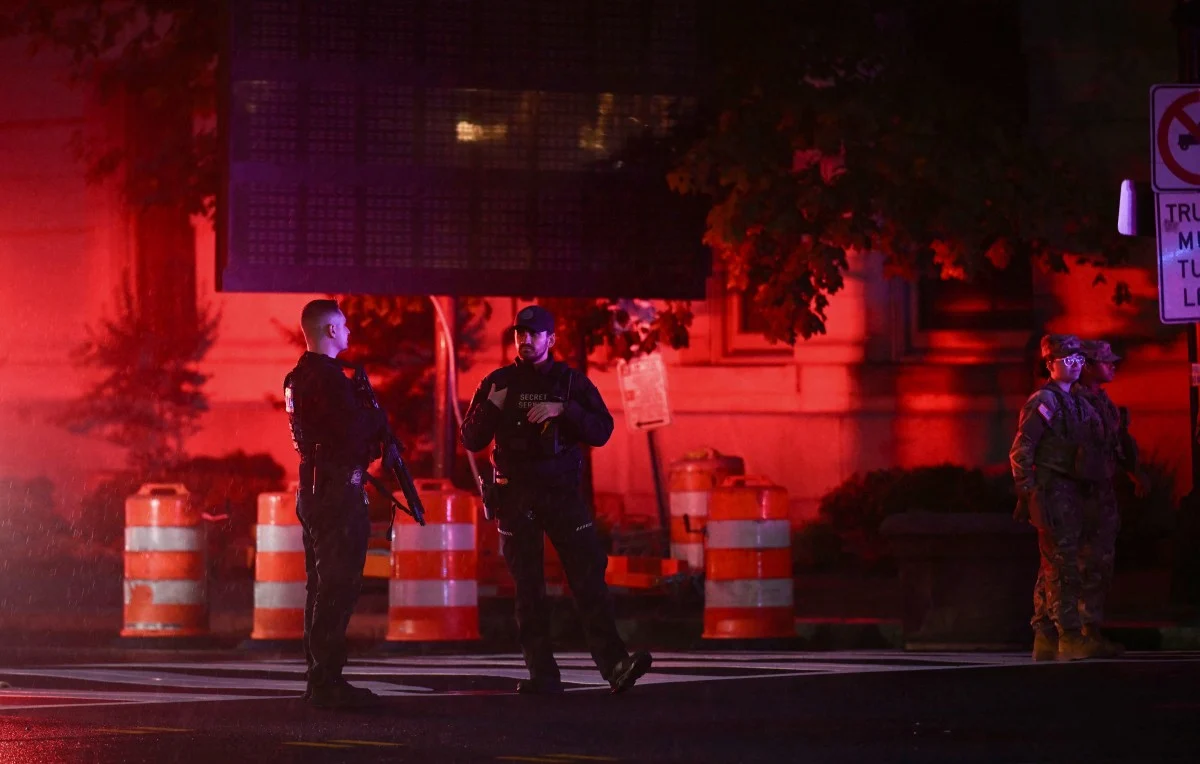 Agentes do Serviço Secreto e membros da Guarda Nacional permanecem perto da Casa Branca após um atirador abrir fogo em Washington, D.C., em 23 de maio de 2026. AFP