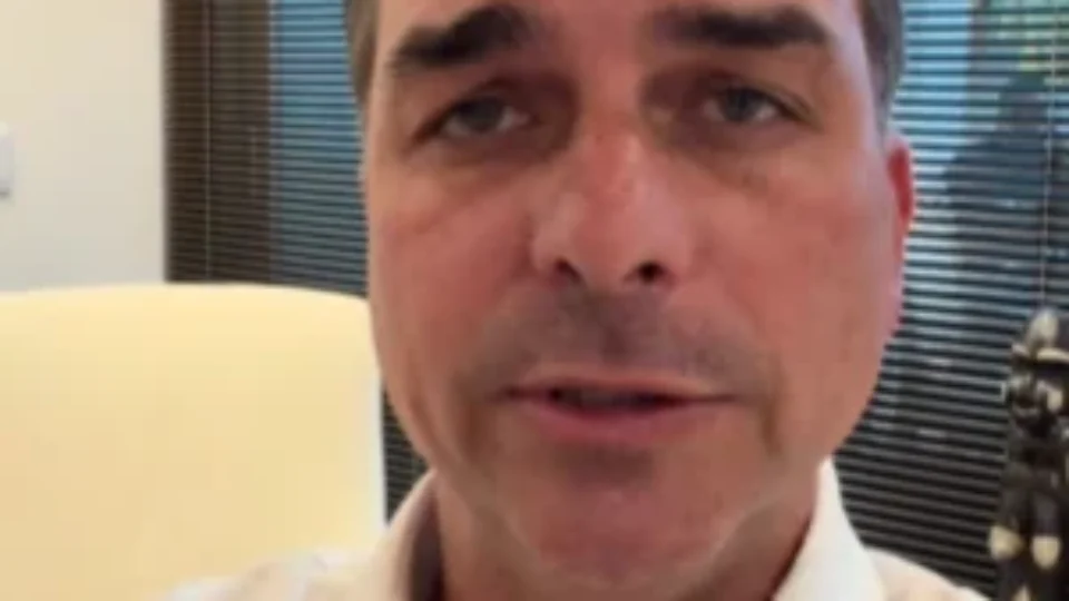 Flávio Bolsonaro recorre ao TSE após Atlas expor desgaste com caso Master