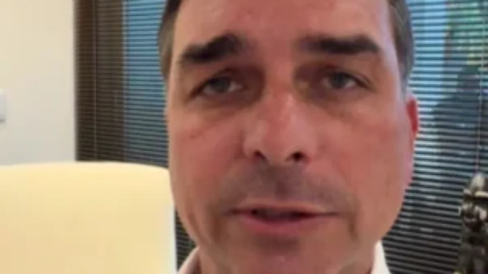 Com ajuda da imprensa, Flávio Bolsonaro inunda noticiário com mentiras