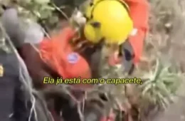 Mulher é resgatada após ser jogada em penhasco pelo ex-marido em MG; veja vídeo