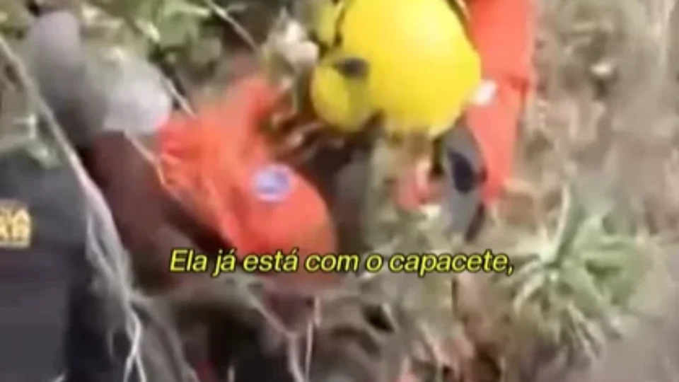 Mulher é resgatada após ser jogada em penhasco pelo ex-marido em MG; veja vídeo