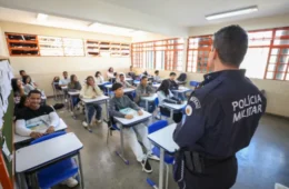 Cidades usam dinheiro do Fundeb para pagar militares que atuam em escolas