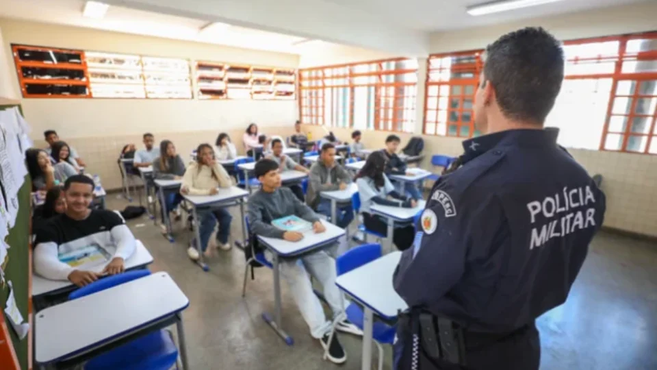 Cidades usam dinheiro do Fundeb para pagar militares que atuam em escolas