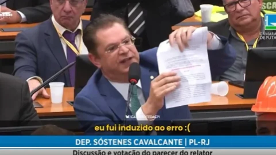 Sóstenes diz ter retirado assinatura da PEC das 52h, mas Câmara não registra