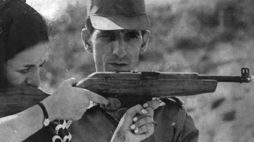 Fotografia em preto e branco mostra Carlos Lamarca, ex-capitão do Exército que desertou para liderar a VPR, atuando como instrutor de tiro. A imagem mostra Lamarca ainda como militar, pouco depois ele desertou e se tornou um dos principais líderes da luta armada contra a ditadura.