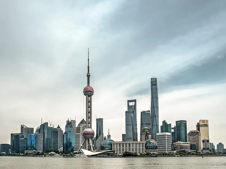Vista urbana de Xangai com arquitetura futurista. Representa o sucesso do modelo de desenvolvimento chinês com forte papel estatal, desafiando a hegemonia ideológica ocidental.
