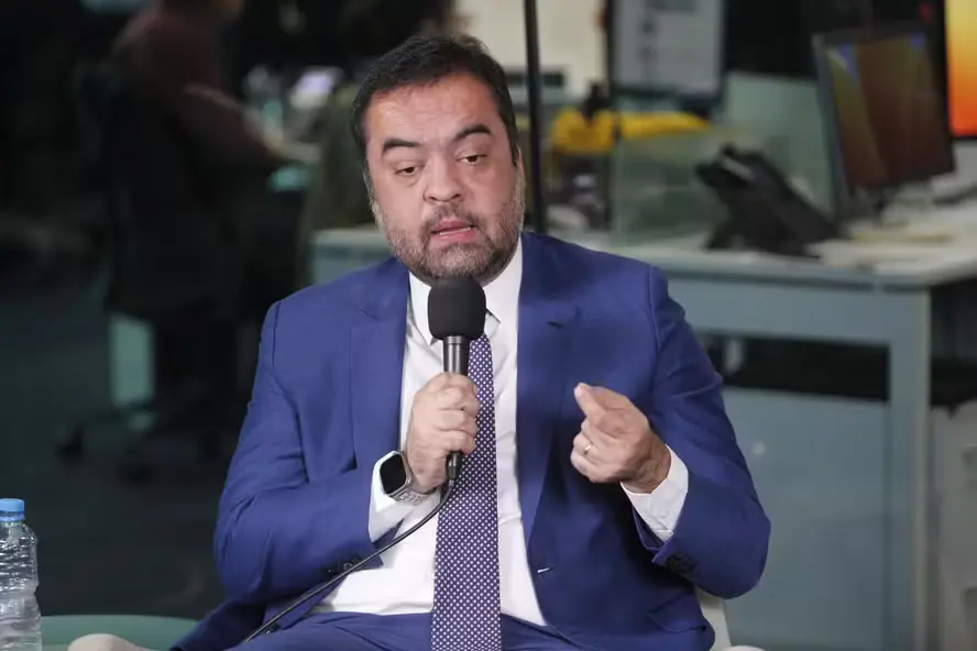 O governador do Rio de Janeiro Cláudio Castro fala ao microfone durante debate público em 2025. A imagem contextualiza as declarações do governador sobre a megaoperação nos complexos da Penha e do Alemão, episódio que ilustra como estereótipos sobre pobreza e criminalidade podem influenciar a percepção pública sobre violência do Estado em territórios periféricos.