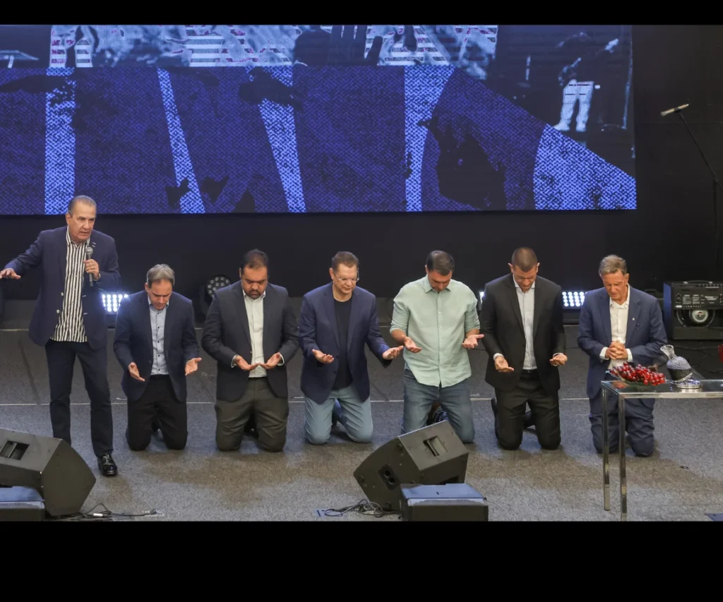 Entidade pede a MP inelegibilidade de Flávio Bolsonaro, após culto de Malafaia virar comício