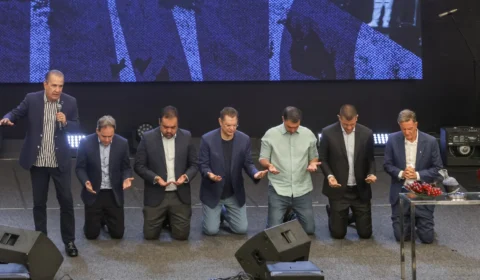Entidade pede a MP inelegibilidade de Flávio Bolsonaro, após culto de Malafaia virar comício